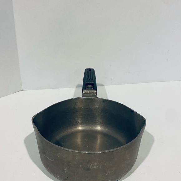 Vintage Mangalite Wagner Ware Sauce Pot USA 1L 1Q with Spouts - Picture 6 of 8